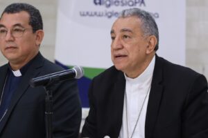 Monseñor José Domingo Ulloa, Presidente de la CEP y Monseñor Luis Enrique Saldaña, secretario de la CEP