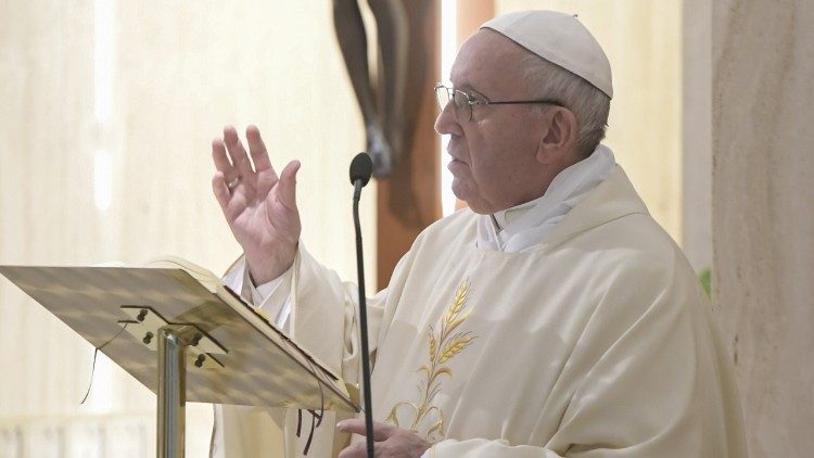 Francisco reza por la embarazadas y advierte El riesgo de “viralizar” la fe