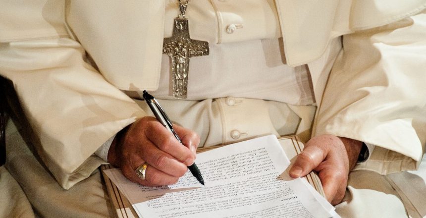 El Papa: reflexiona en su libro  “La vida después de la pandemia”