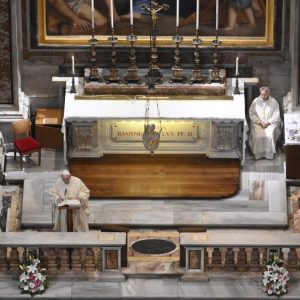 Francisco: San Juan Pablo II, hombre de oración, cercanía y justicia que es misericordia