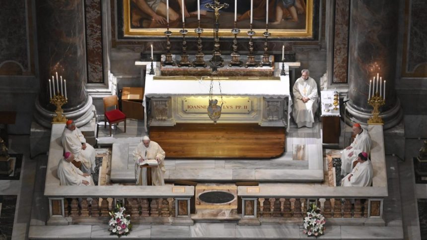 Francisco: San Juan Pablo II, hombre de oración, cercanía y justicia que es misericordia
