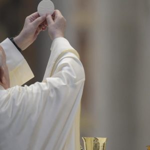 “La fragilidad de una Hostia rompe las corazas de nuestro egoísmo” Papa Francisco