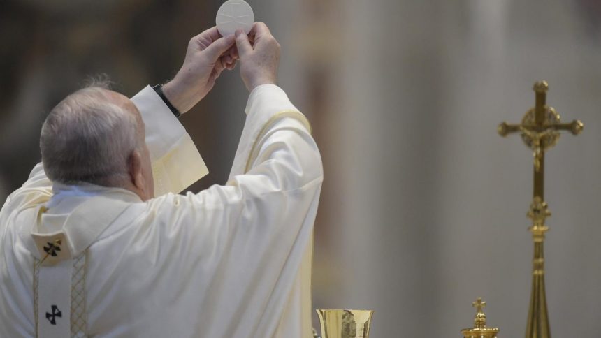 “La fragilidad de una Hostia rompe las corazas de nuestro egoísmo” Papa Francisco