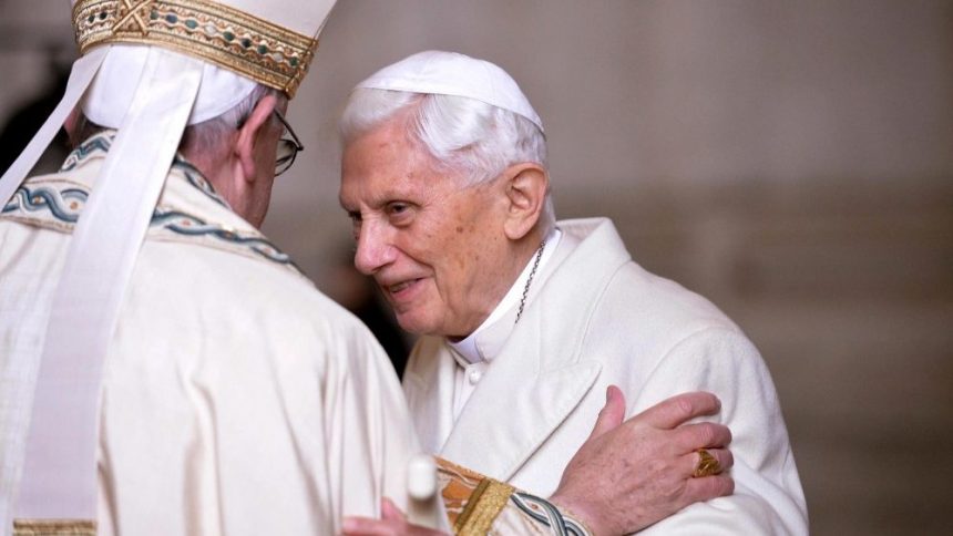 Papa Francisco, expresa su cercanía al Papa emérito  por Georg Ratzinger
