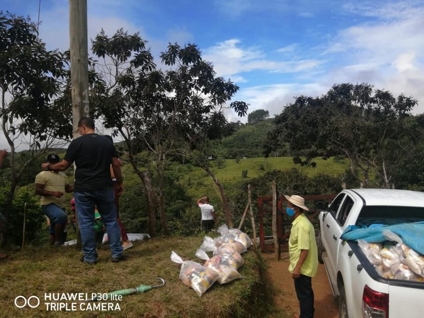 Entre 80 y 100 bolsas de alimentos son entregadas en comunidades de difícil acceso en la Diócesis de Chitré.